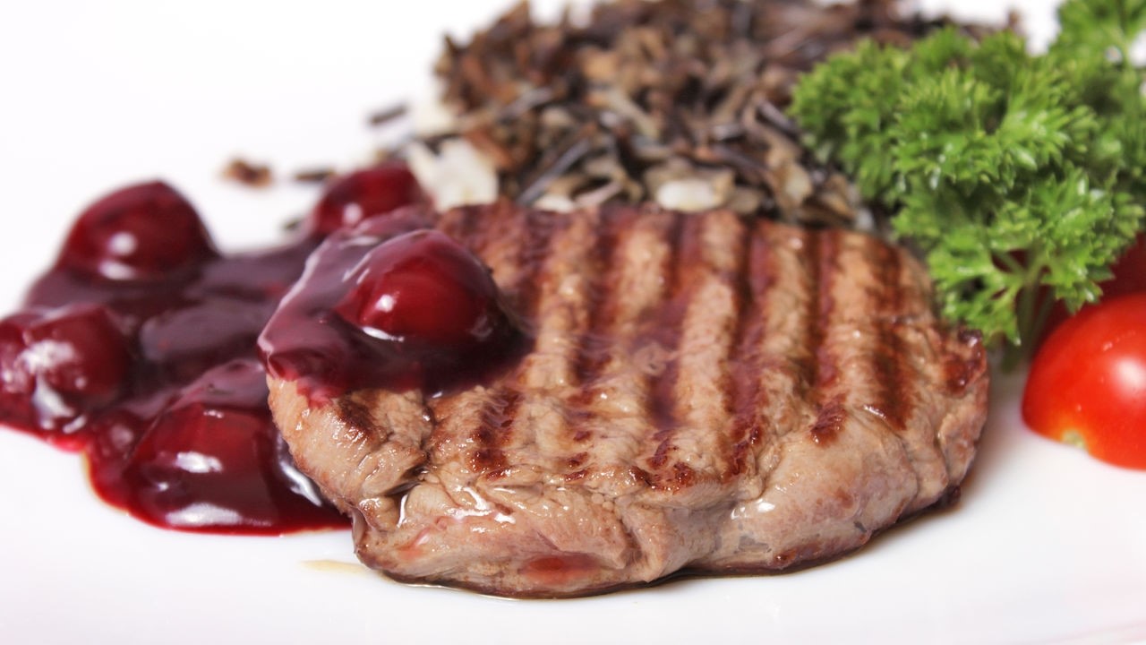 Вкусный стейк по Дюкану. стейк в соусе из вишни
